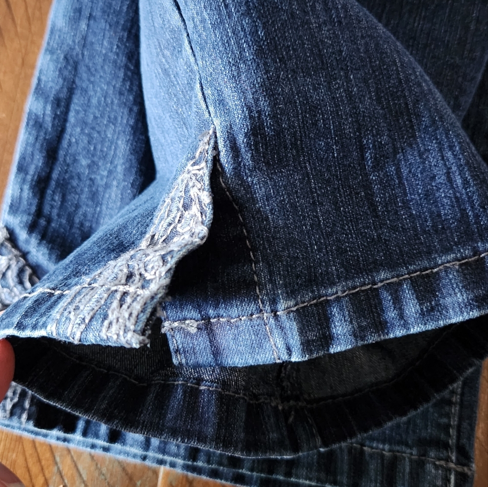 🎈2/$15 Denim capris size 10. (L2) - Picture 3 of 8
